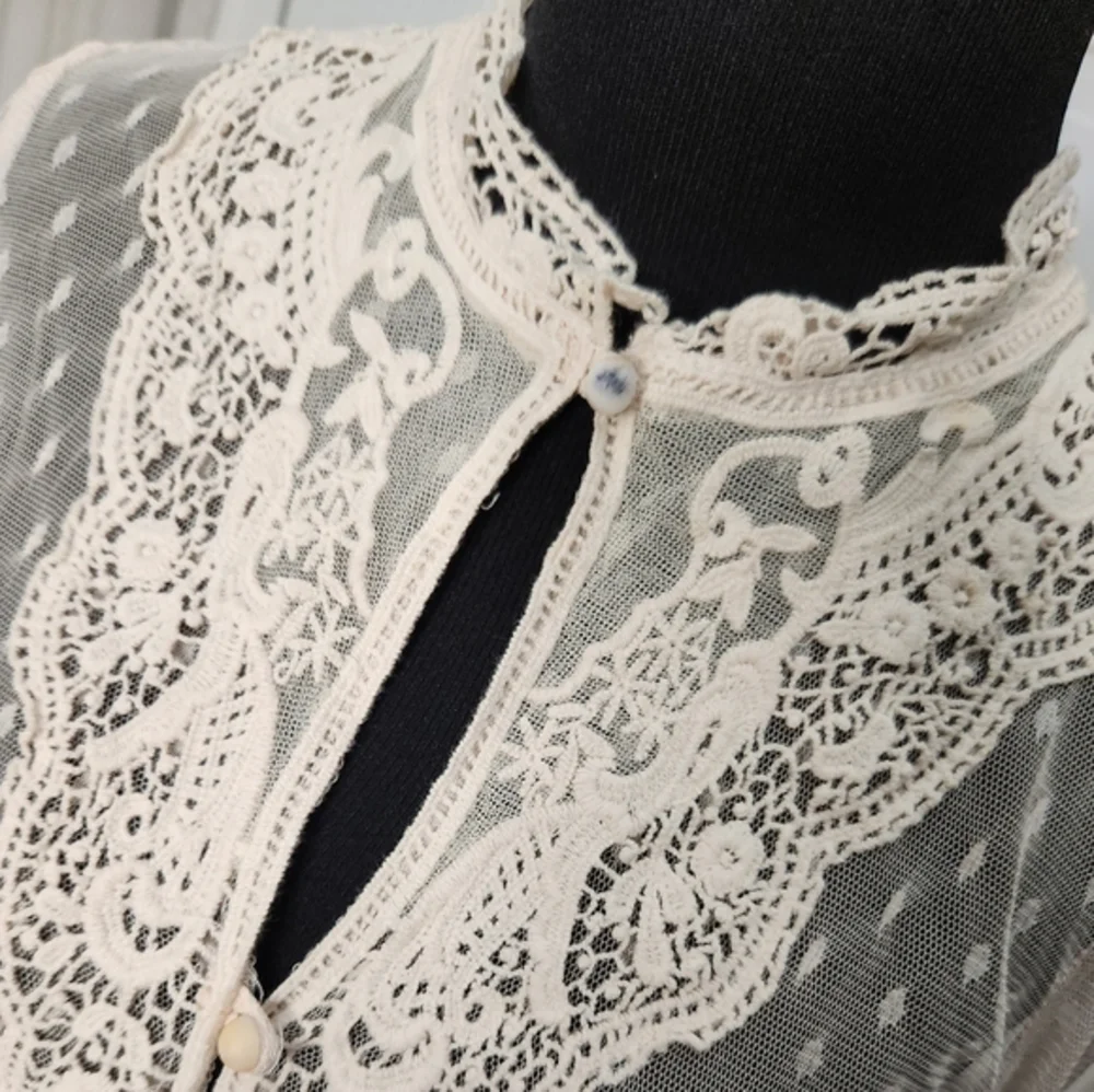 Flying‎ Tomato Ivory Long Sleeve Lace Top  Size Medium - Picture 3 of 10